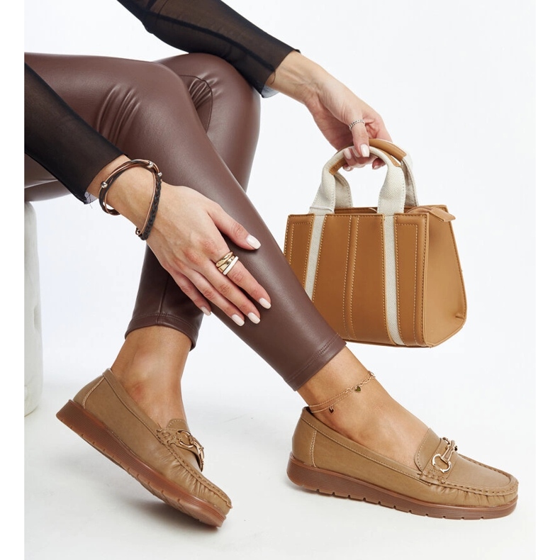 Mocassini beige scuro con fibbia di Anisah 1