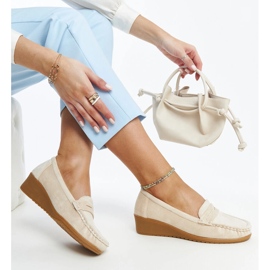 Mocassini con zeppa in camoscio beige chiaro di Sakena 1