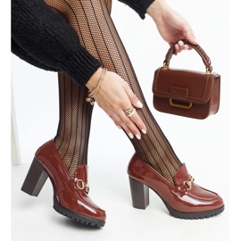 Décolleté con tacco in vernice marrone di Giacoma 1