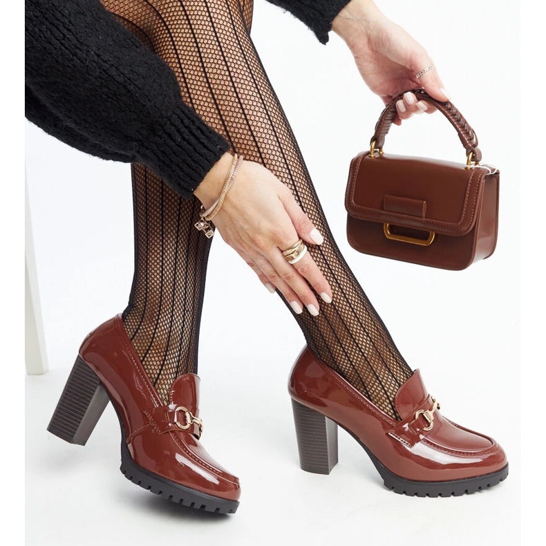 Décolleté con tacco in vernice marrone di Giacoma 1