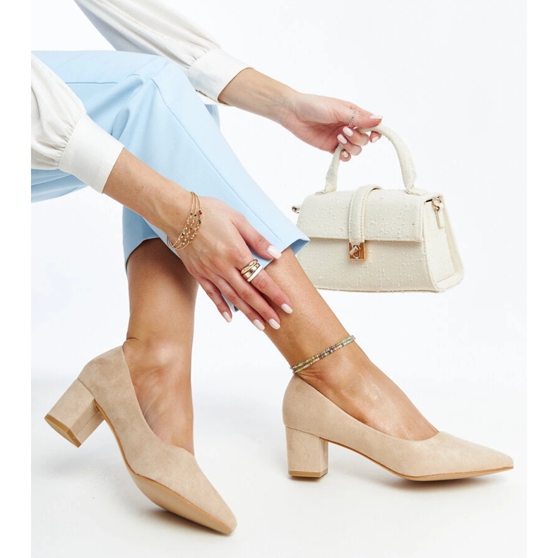 Décolleté Araxi beige con tacco alto 1
