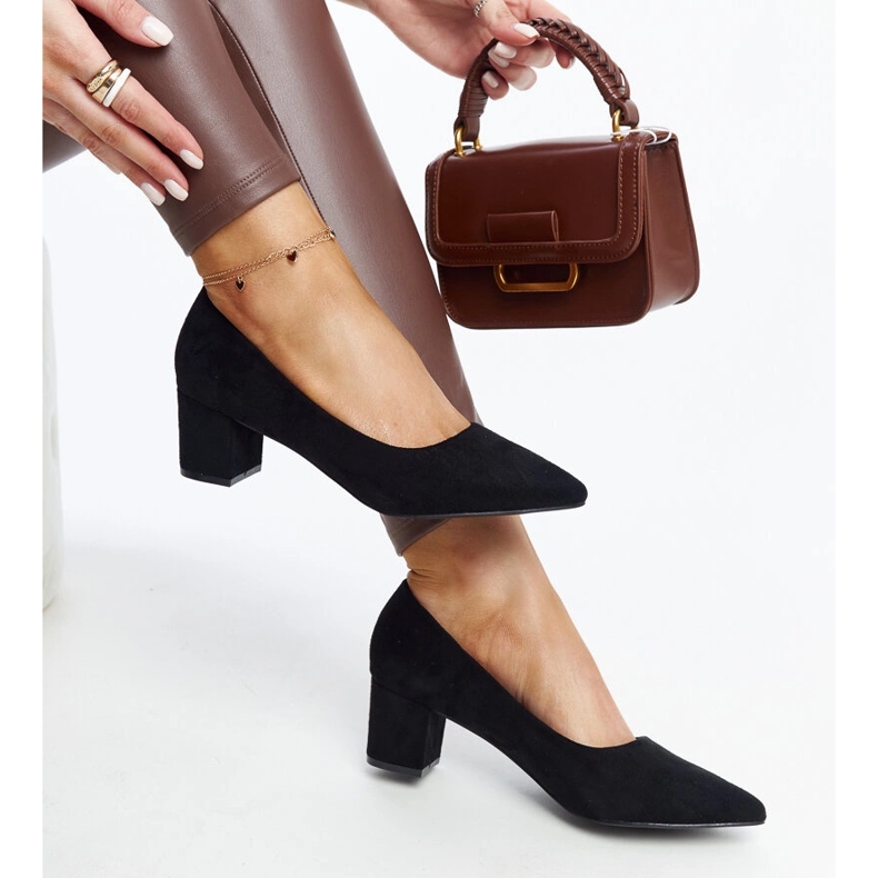 Décolleté Araxi nere con tacco nero 1