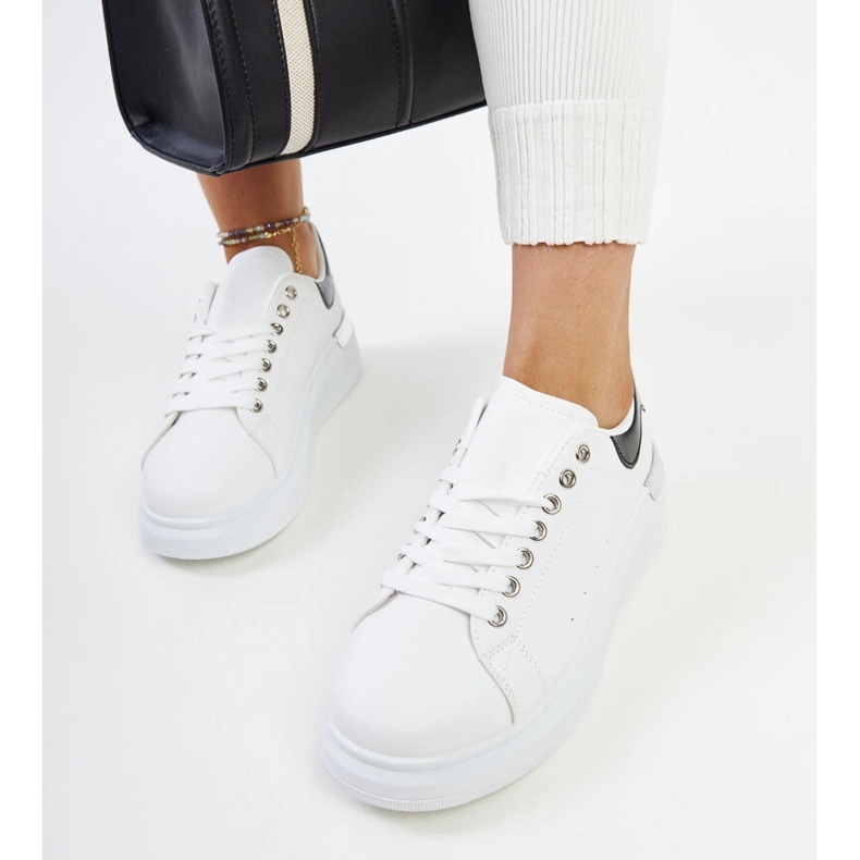 Scarpe sportive bianche con inserto Meriana nera bianca 2