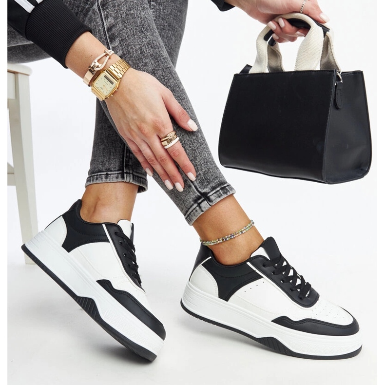 Sneakers bianche e nere con spessa suola Rumai bianco 1