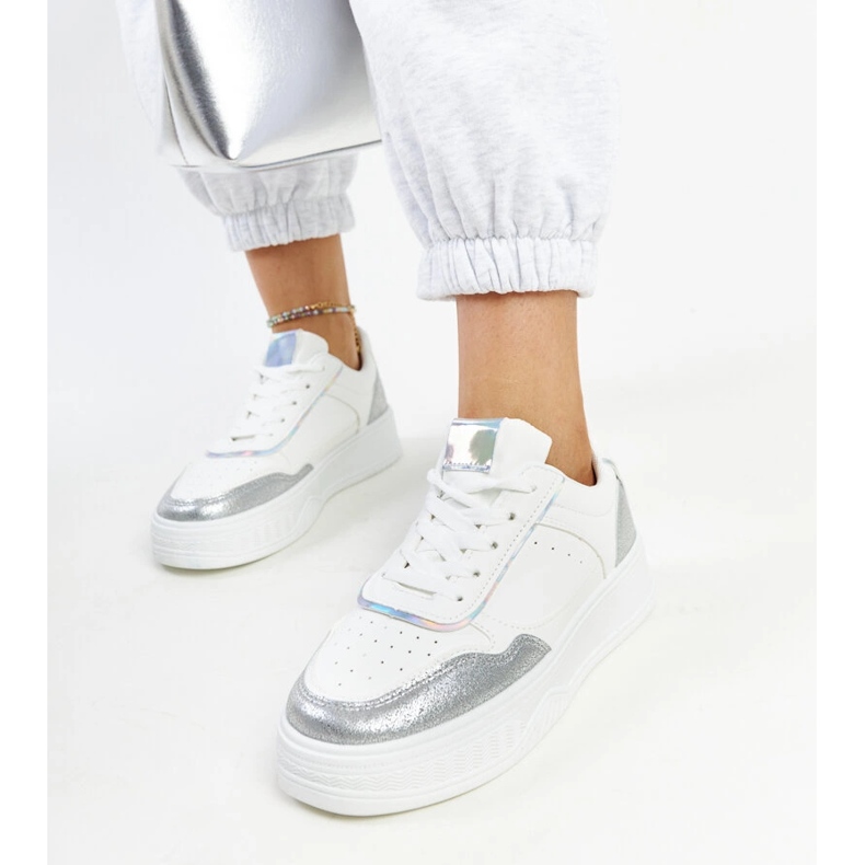 Sneakers bianche e argento con spessa suola Rumai bianco 2