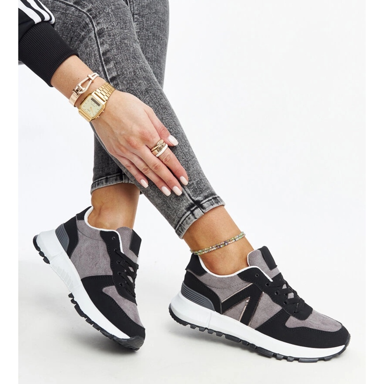 Sneakers nere e grigie sulla piattaforma Sanela nero 1