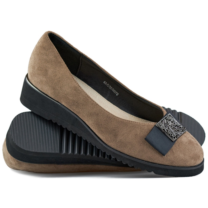 Scarpe in camoscio color tortora, décolleté con zeppa bassa beige 1