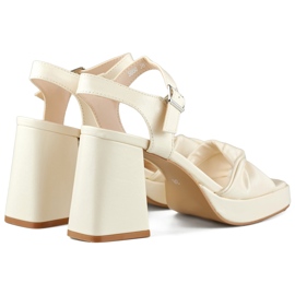Sandali beige con tacco alto e largo 1
