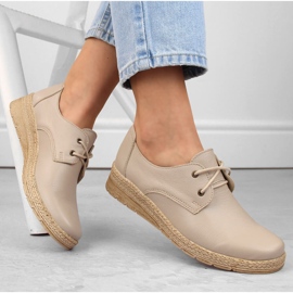 Comode scarpe con zeppa da donna in pelle, beige Helios 401.10 1