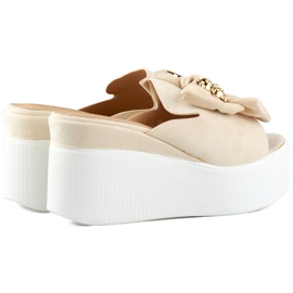 Pantofole da donna beige con orsetto e fiocco sulla zeppa 1