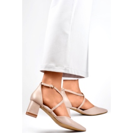 Décolleté beige con cinturini su tacco basso 2