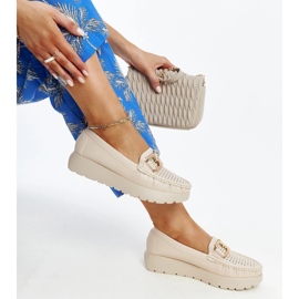 Scarpe in pelle beige con fibbia decorativa 1