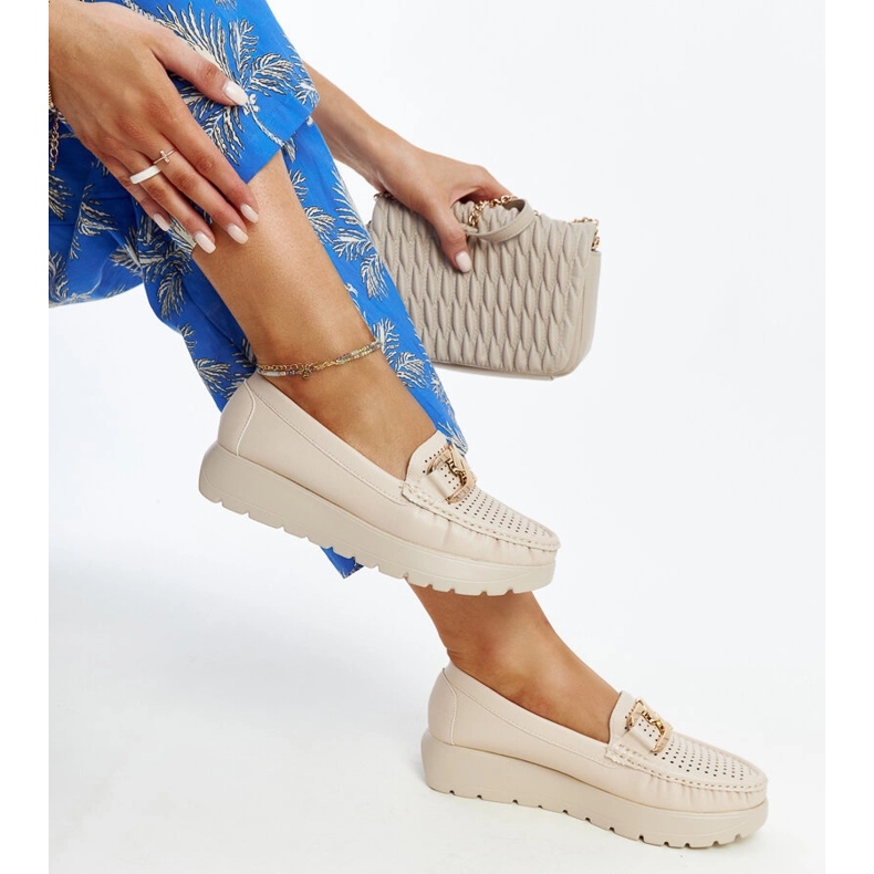 Scarpe in pelle beige con fibbia decorativa 1