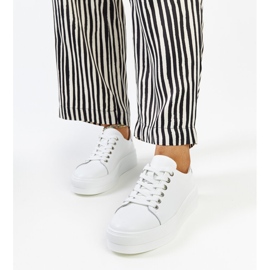 Scarpe in pelle bianca con fibbia decorativa bianco 1