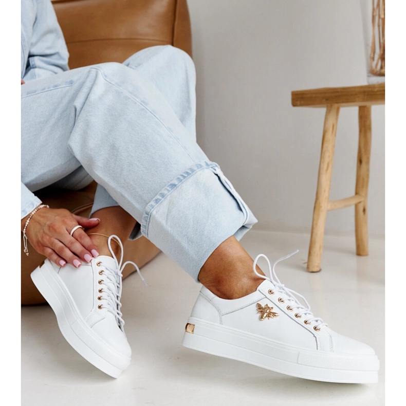 Scarpe in pelle bianca con fibbia decorativa bianco 1