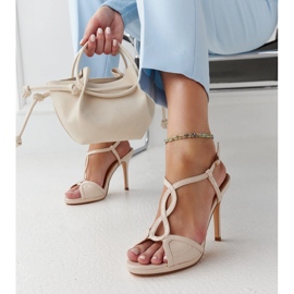 Sandali con tacco a spillo in vernice beige di Vappu 1