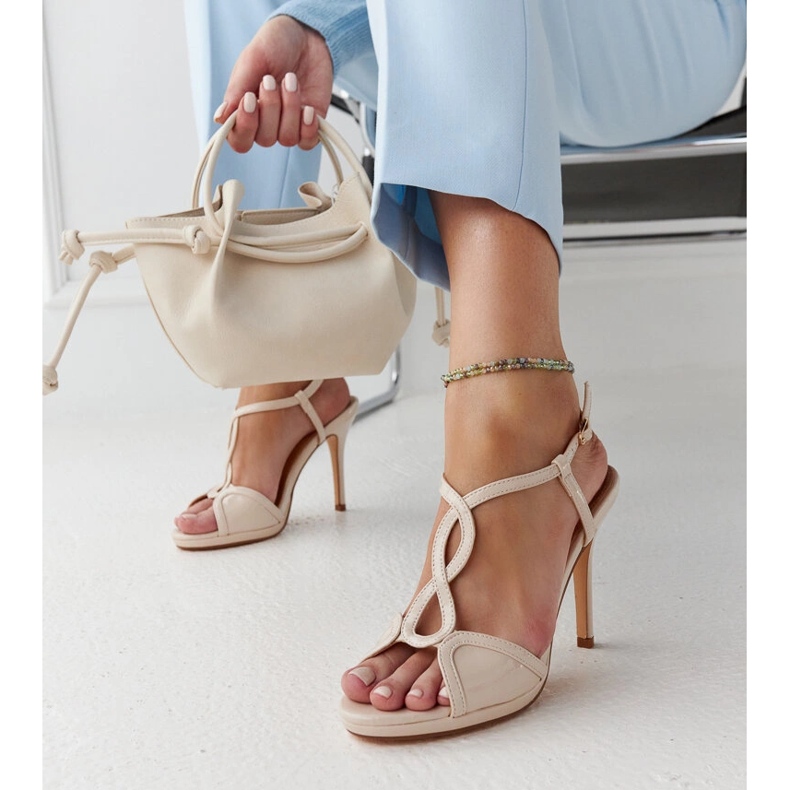 Sandali con tacco a spillo in vernice beige di Vappu 1
