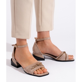 Goodin Sandali in camoscio beige scuro con tacco basso 1