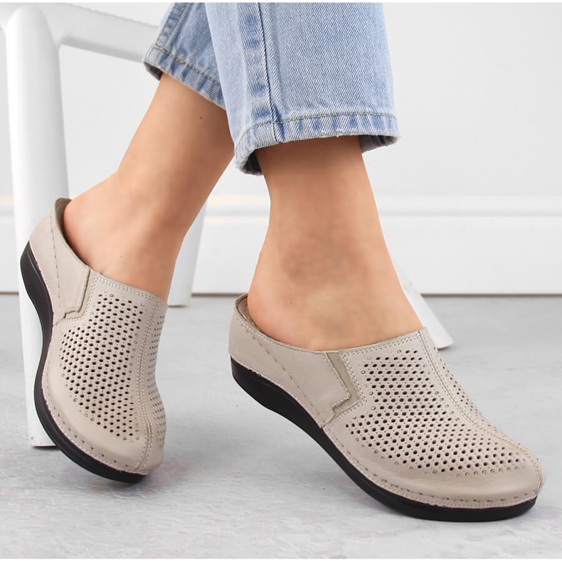 Sandali da donna in pelle con zeppa intera e fascia elastica color tortora T.Sokolski L24-164 beige 1