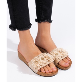 Ciabatte da donna in camoscio beige con fiori 2