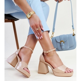 Sandali con tacco beige scuro di Vesna 1