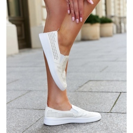 Sneakers slip-on beige traforate di Dafina 1
