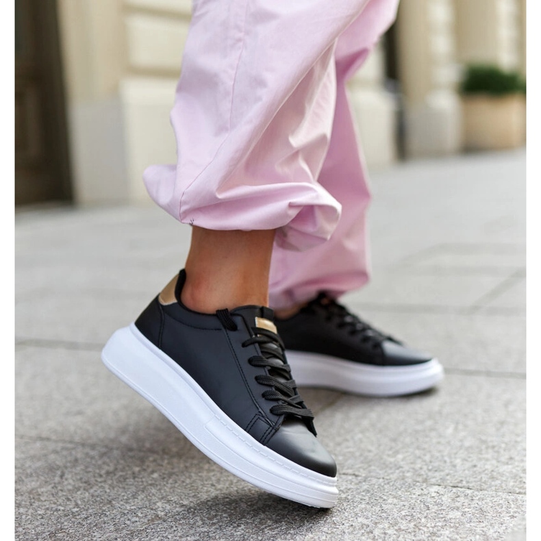 Sneaker nere con spessa suola Ivalu nero 1