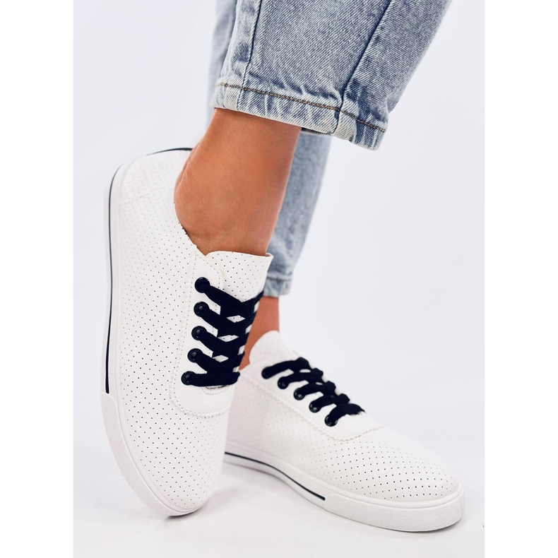 Costier Sneakers traforate da donna di colore nero bianca 2