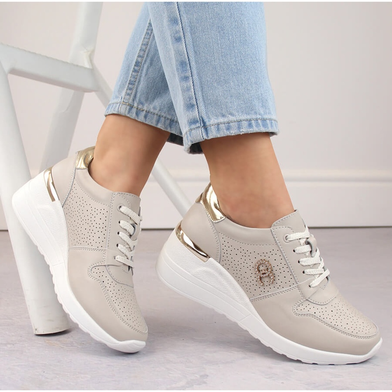 Scarpe sportive con zeppa da donna in pelle, beige S.Barski LR810 1
