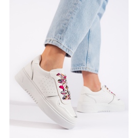 Sneakers bianche da donna legate con un nastro bianco 2