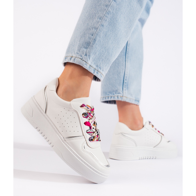 Sneakers bianche da donna legate con un nastro bianco 2
