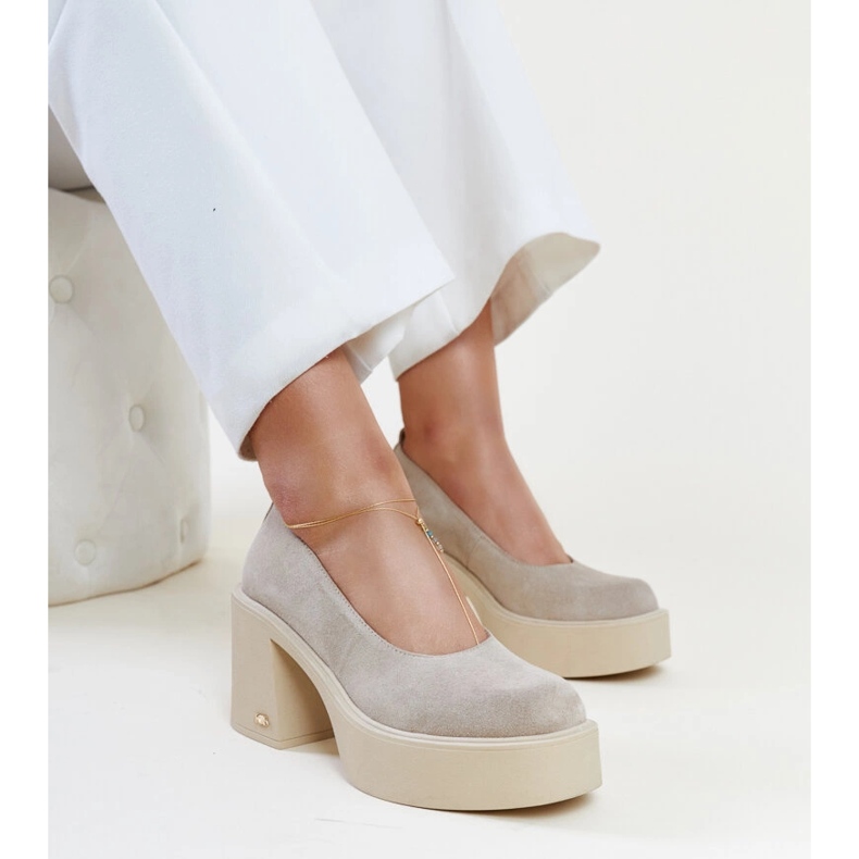 Décolleté con tacco alto in pelle beige di Karino 1