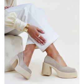 Décolleté con tacco alto in pelle beige di Karino 2