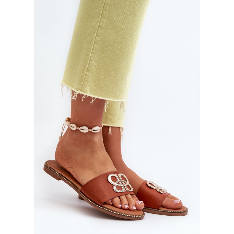 Infradito da Donna Con Decorazione In Eco Pelle Su Tacco Piatto Marrone Sadria 2