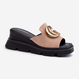 Vinceza Infradito da Donna Realizzate in Eco Camoscio su Zeppa e Plateau con Decorazione Oro, Beige Iaria 1