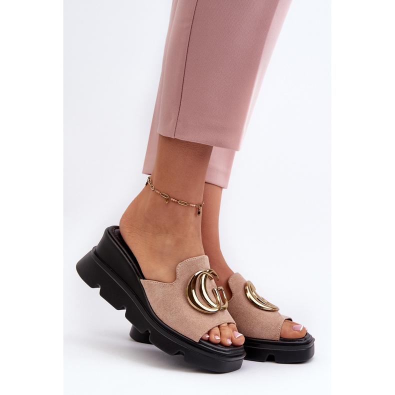 Vinceza Infradito da Donna Realizzate in Eco Camoscio su Zeppa e Plateau con Decorazione Oro, Beige Iaria 2