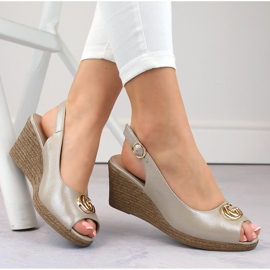 Sandali con zeppa da donna con decorazione, beige Vinceza 58300 1