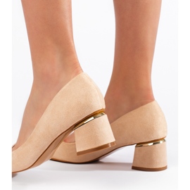 Décolleté in camoscio beige con tacco basso 2