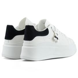Scarpe sportive bianche con suola spessa e un orsacchiotto nero bianco 1