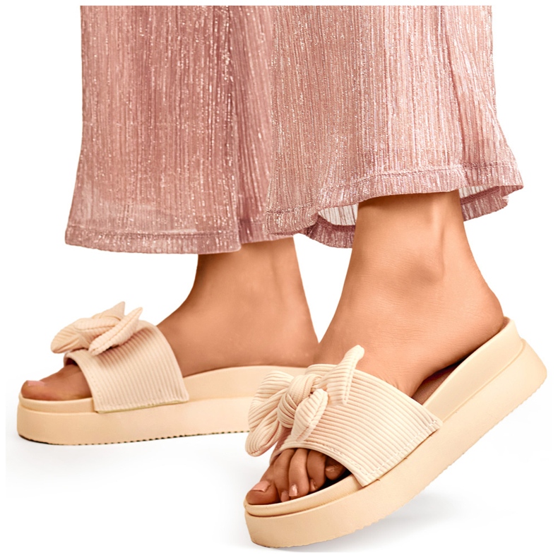 Pantofole da donna beige con fiocco su suola spessa 1