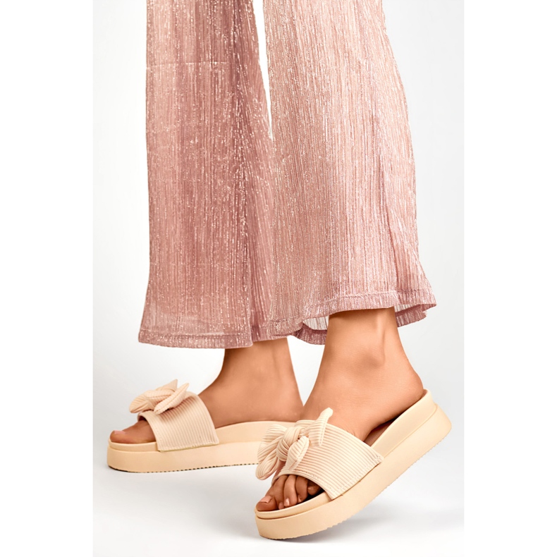 Pantofole da donna beige con fiocco su suola spessa 2