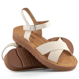 Sandali bassi da donna beige realizzati in ecopelle 1