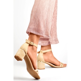 Sandali beige da donna con tacco basso e chiusura alla caviglia 2