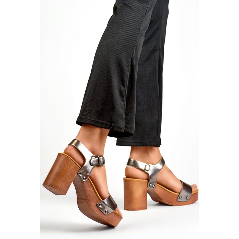 Sandali metallizzati con tacco platform in legno argento 1