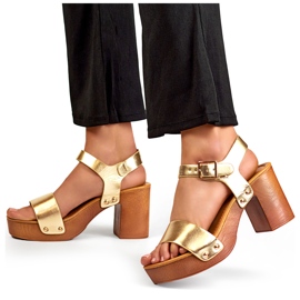 Sandali dorati con tacco platform in legno d'oro 1