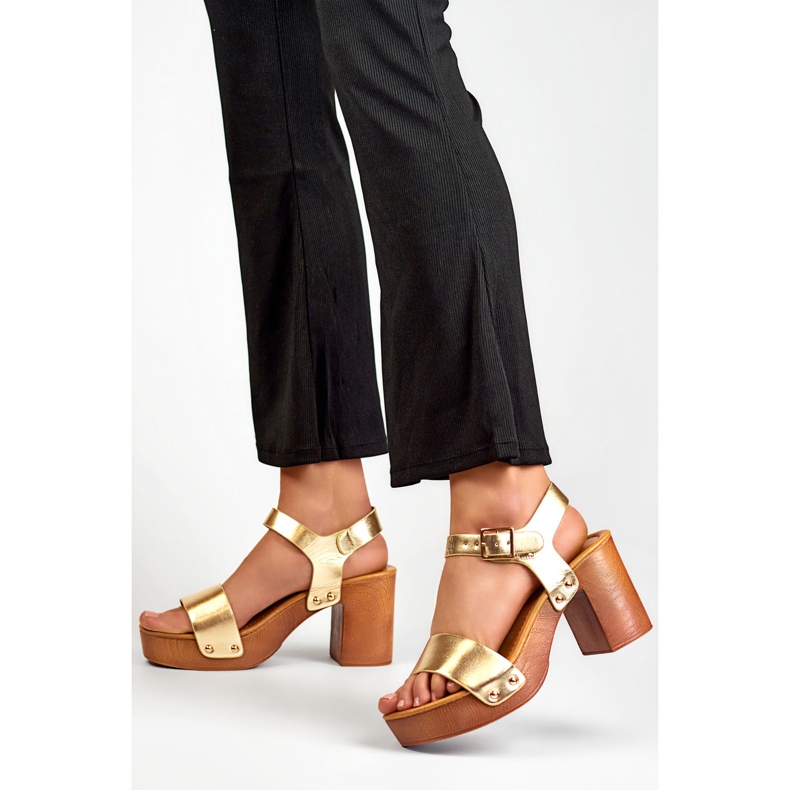 Sandali dorati con tacco platform in legno d'oro 2