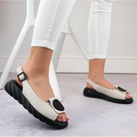 Comodi sandali da donna in pelle sulla piattaforma beige Artiker 52C1639 1