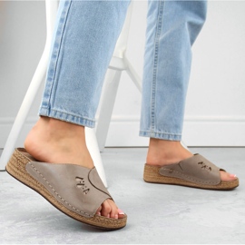 Comodi sandali con zeppa in pelle da donna in beige Helios 137.02 2