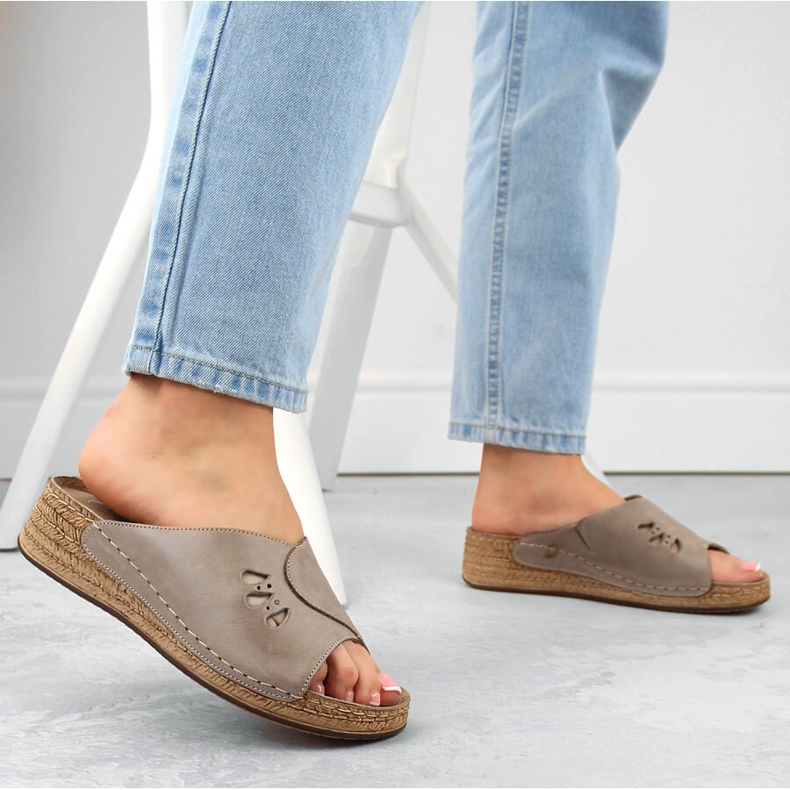 Comodi sandali con zeppa in pelle da donna in beige Helios 137.02 2