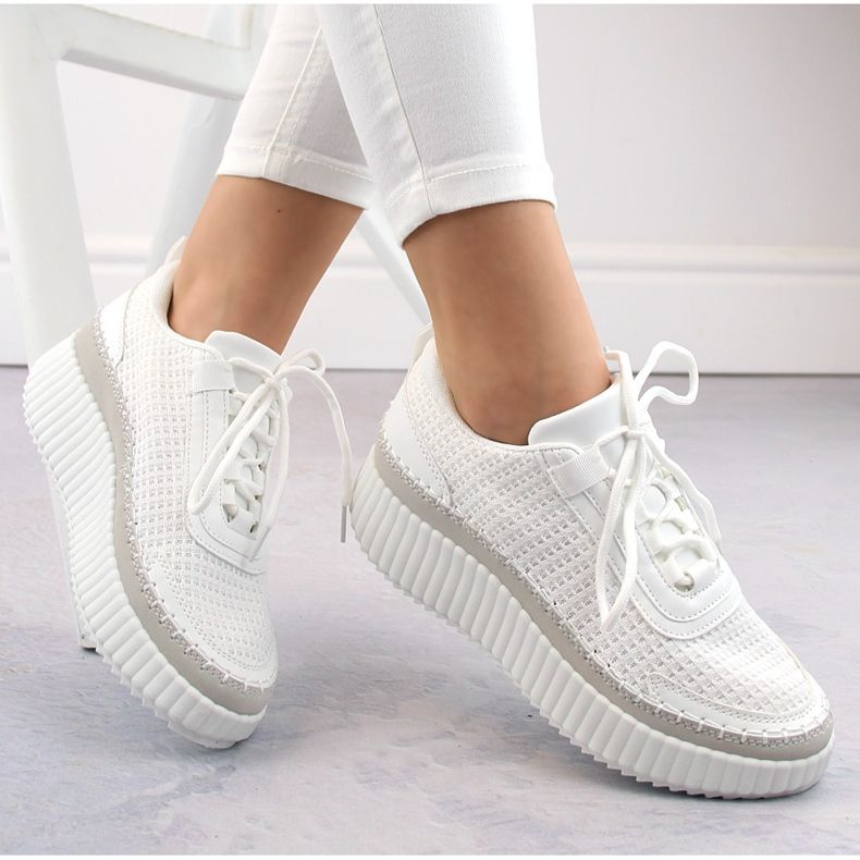Scarpe sportive da donna con plateau, bianche McBraun 23219 bianco 1